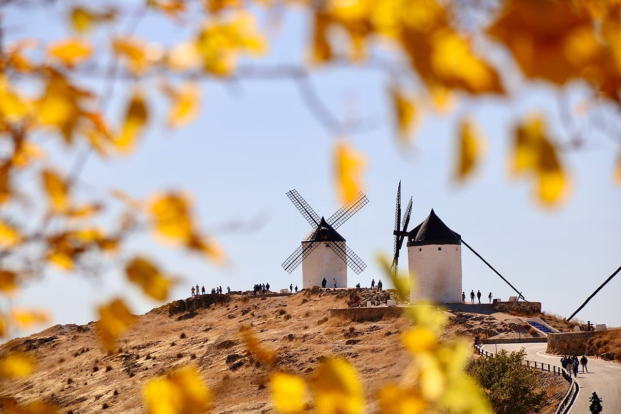 Molinos de viento tradicionales de La Mancha al atardecer