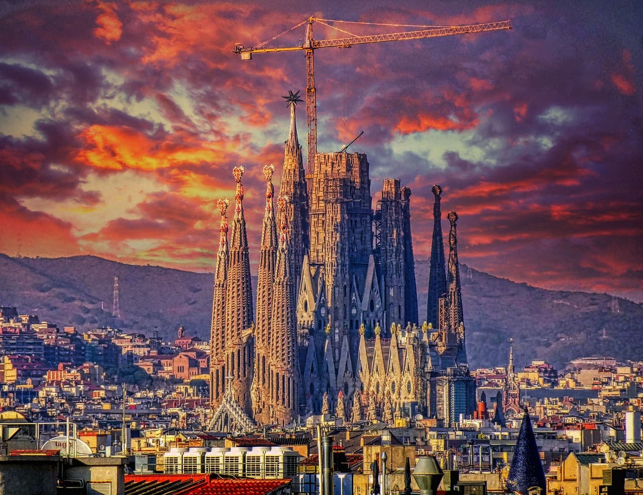 Une vue imprenable de l'architecture moderniste de Barcelone, mettant en valeur les designs uniques de Gaudí et le riche patrimoine culturel de la ville.