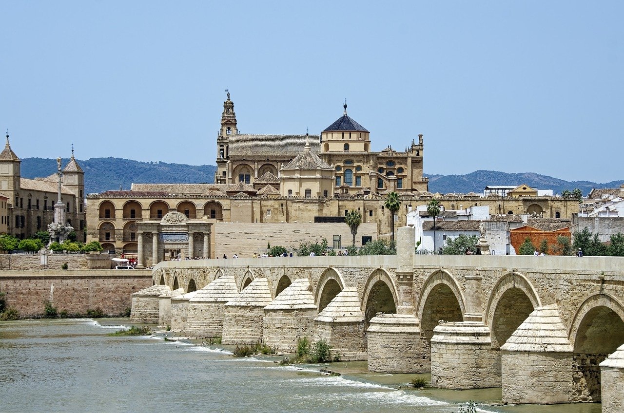 Beeindruckende Aussicht auf die historische Architektur und lebendige Kultur von Córdoba, die das Wesen Andalusiens zeigt.