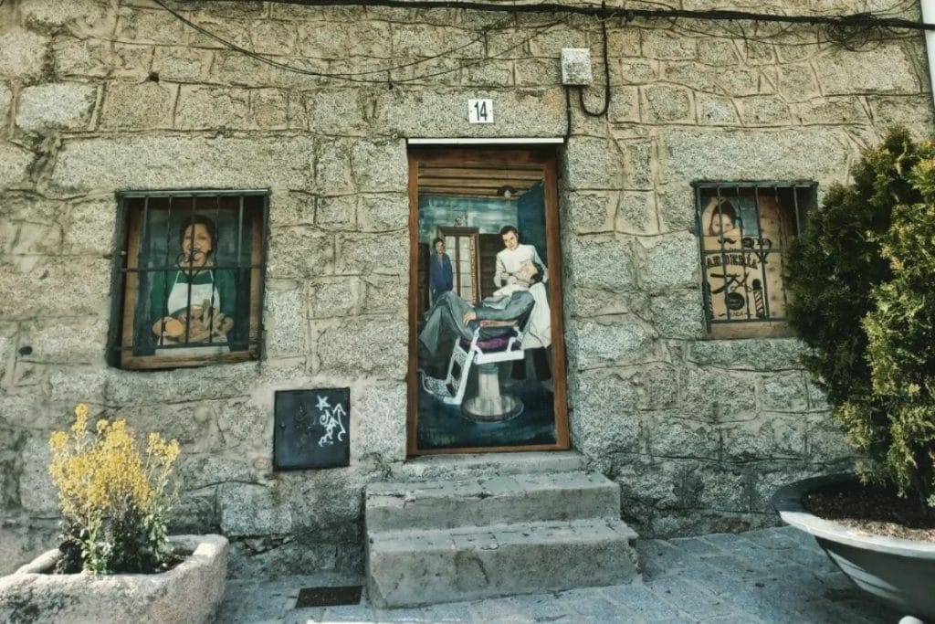 Malowniczy widok na Fresnedillas de la Oliva, ukazujący jej artystyczny urok i galerie na świeżym powietrzu w pobliżu Madrytu.