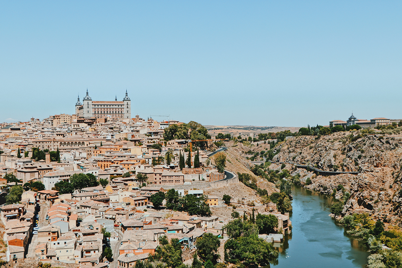 Ein Panoramablick auf Toledo, der seine historische Architektur und kulturellen Wahrzeichen zeigt.