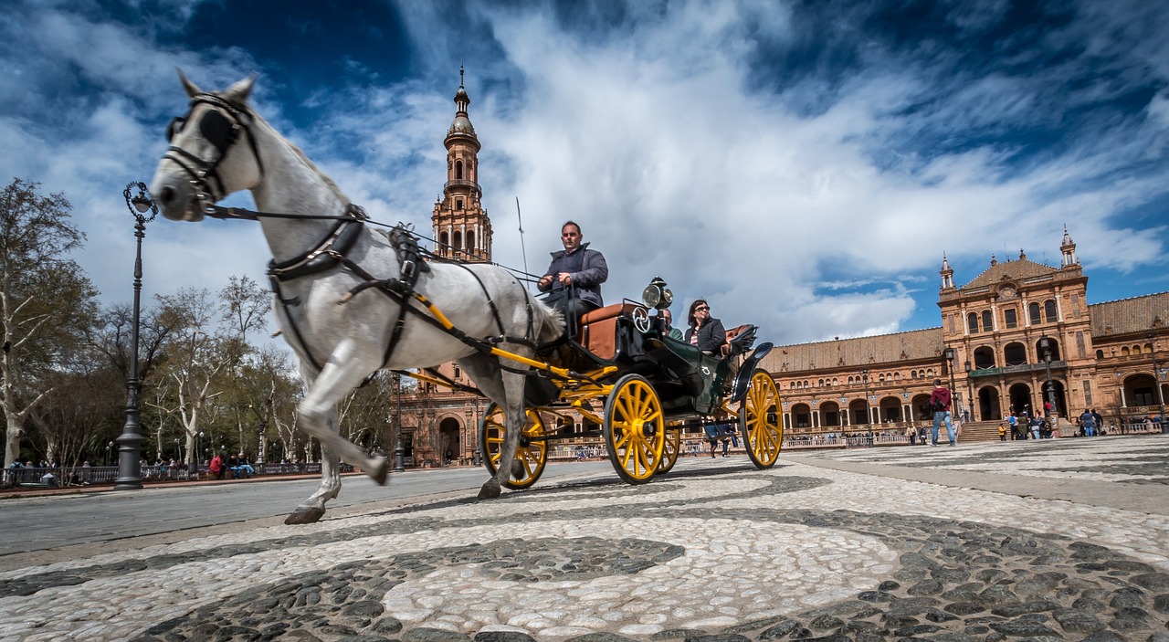 Luftaufnahme der Plaza de España und des Parque María Luisa, die ihre beeindruckende Architektur und üppige Grünflächen in Sevilla zeigt.