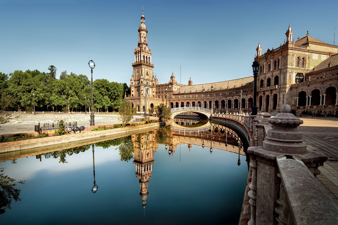 Prachtig uitzicht op de iconische bezienswaardigheden van Sevilla en de levendige cultuur, die de essentie van Andalusië toont.