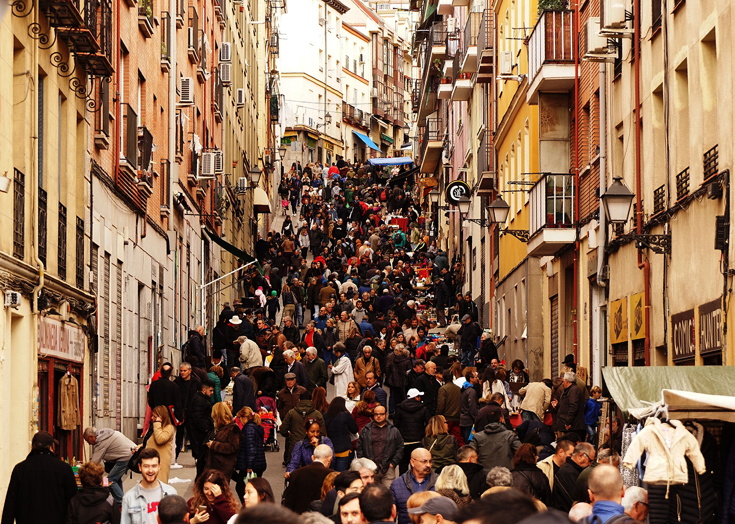 En livlig scen på El Rastro-marknaden i Madrid, som visar unika fynd och vibrerande lokal kultur.